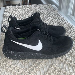 Women’s Nike tennis shoes